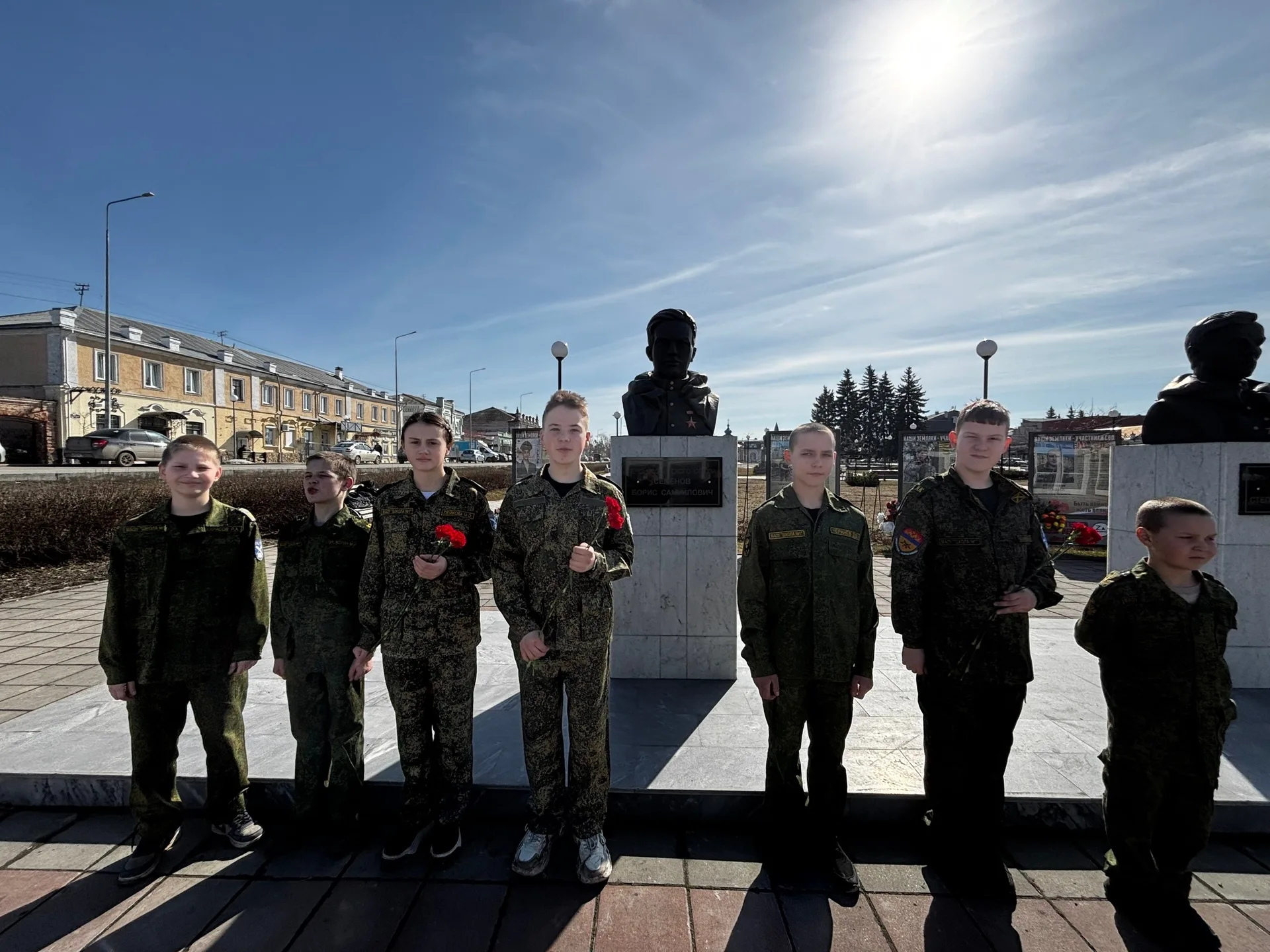 Митинг памяти на Аллее Славы у бюста нашего земляка, Героя Советского Союза Бориса Самуиловича Семенова .