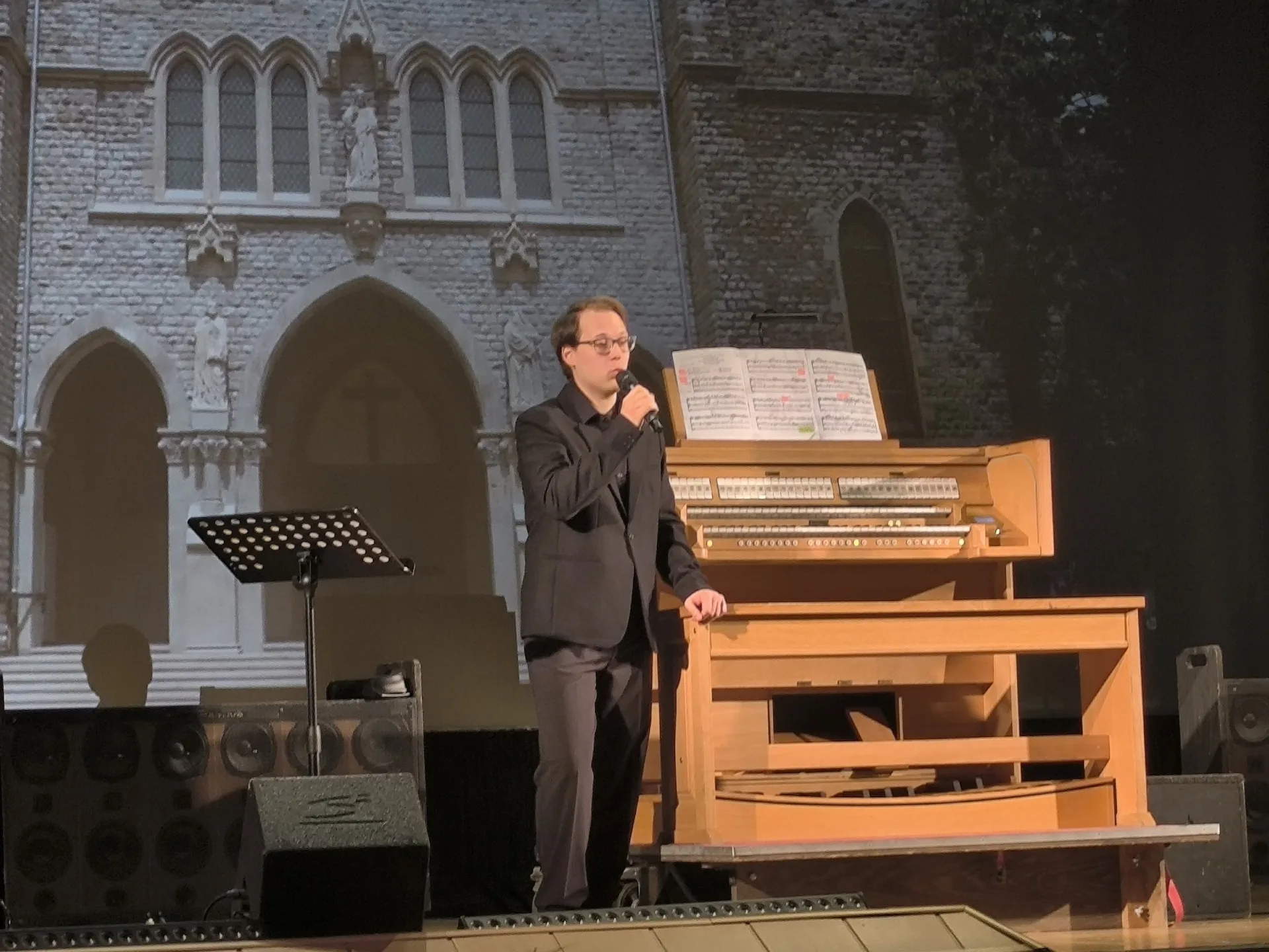 Орган - весьма монументальный инструмент,